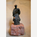 Widok z przodu. / wymiary statuetki: 13 x 6,5 x 5,5 cm / waga statuetki: 2500 g / orientacyjna cena: 1 000 PLN