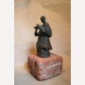 Widok z tyłu ¾. / wymiary statuetki: 13 x 6,5 x 5,5 cm / waga statuetki: 2500 g / orientacyjna cena: 1 000 PLN